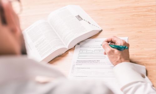 Mann beim Ausfüllen seiner Steuererklärung - MEDplan, Steuerberater in Wien für Ärzte & Mediziner