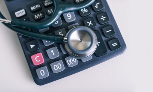 Taschenrechner und Stetoskop - MEDplan, Steuerberater in Wien für Ärzte & Mediziner